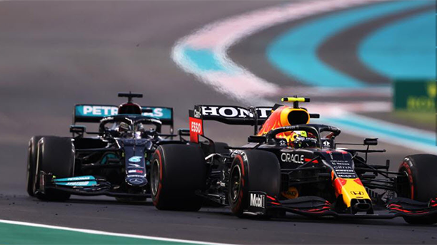 Deux voitures de course qui font le tour de la piste